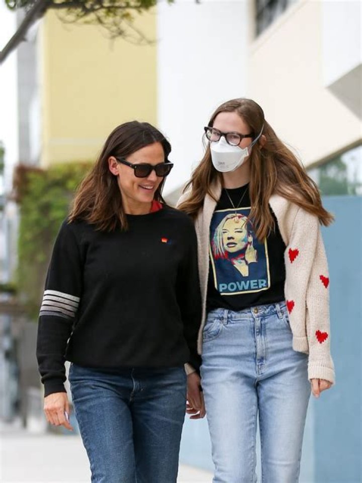 Why Jennifer Garner's Daughter's Face Mask Has Become A Fashion Statement
